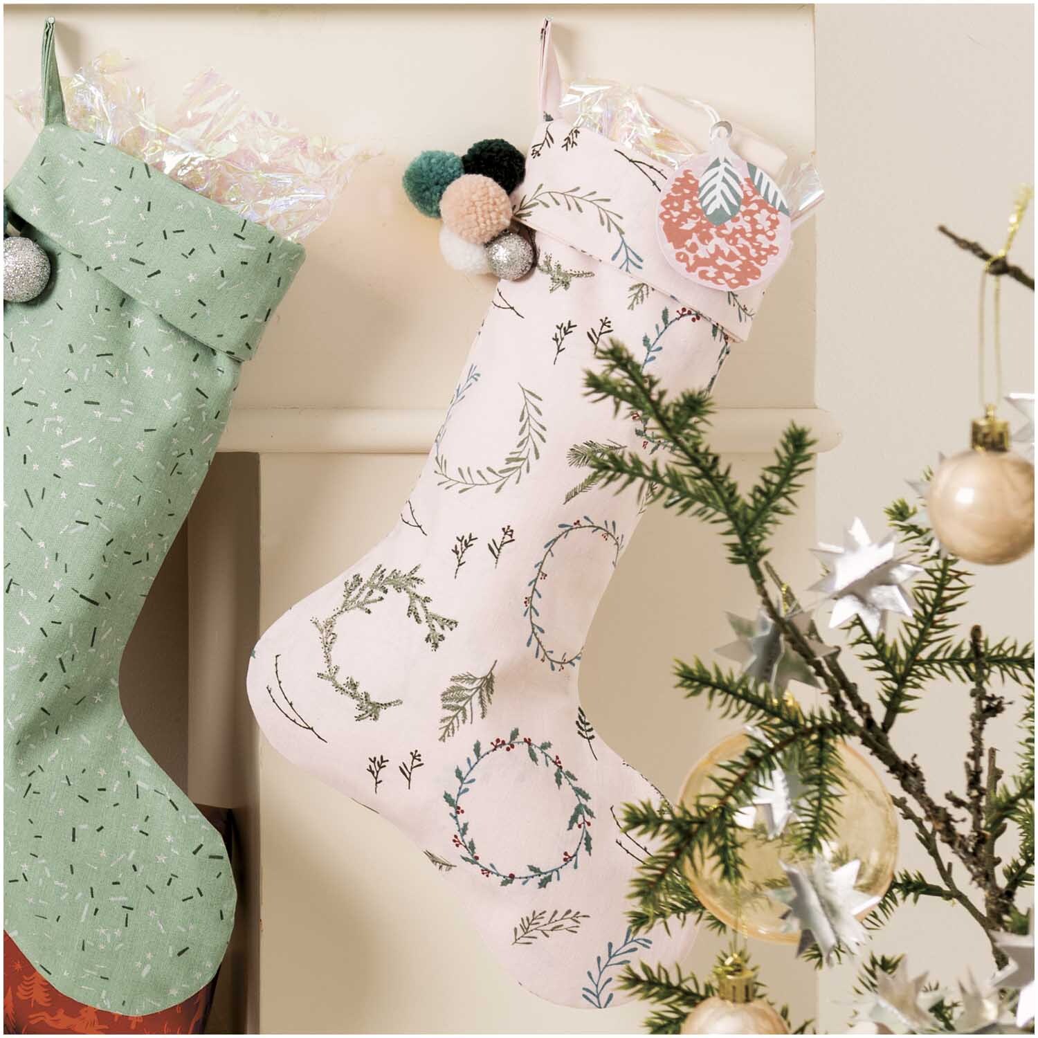 Druckstoff Nostalgic Christmas Kränze puder-grün 140cm